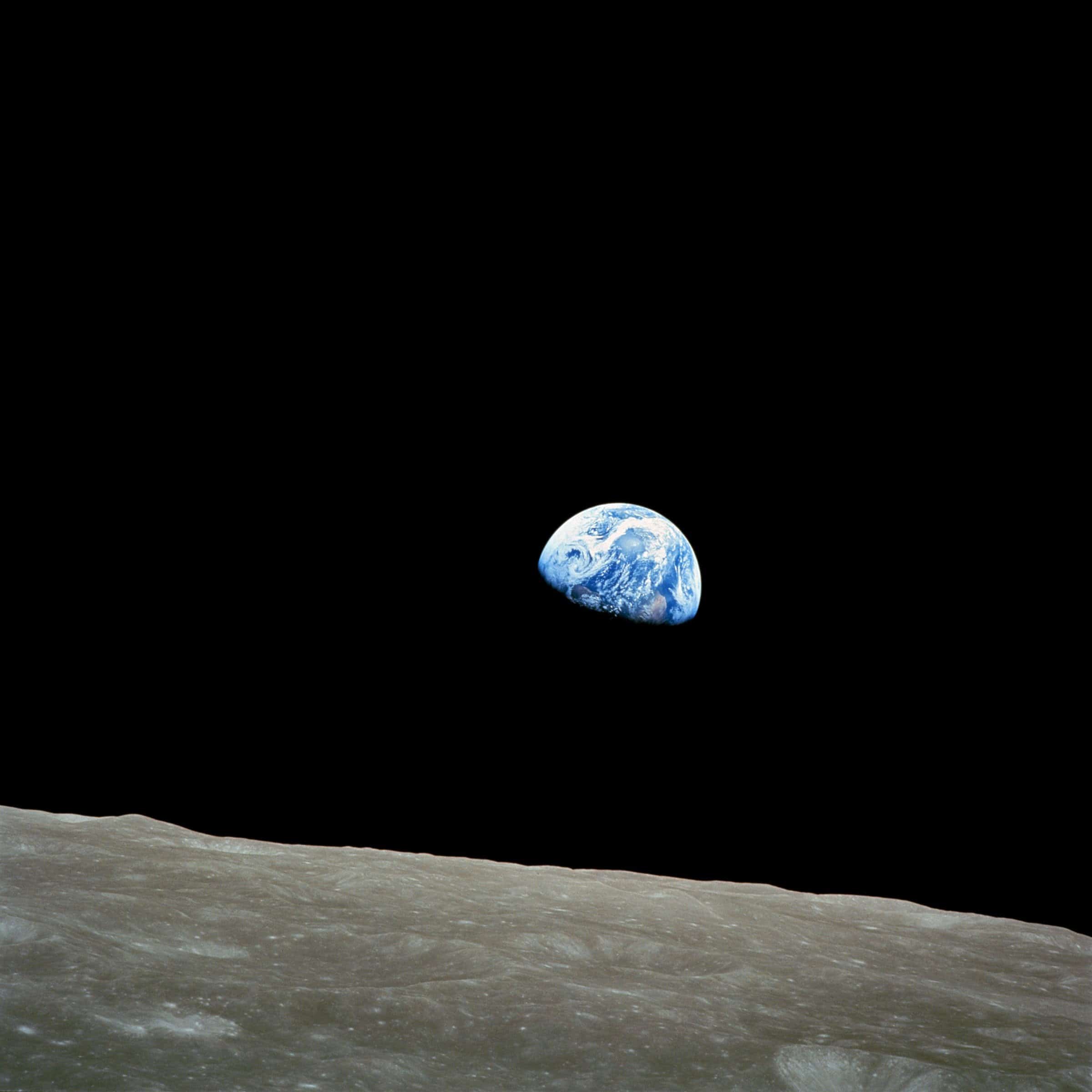 blue-and-white-planet-display-87009-1.jp